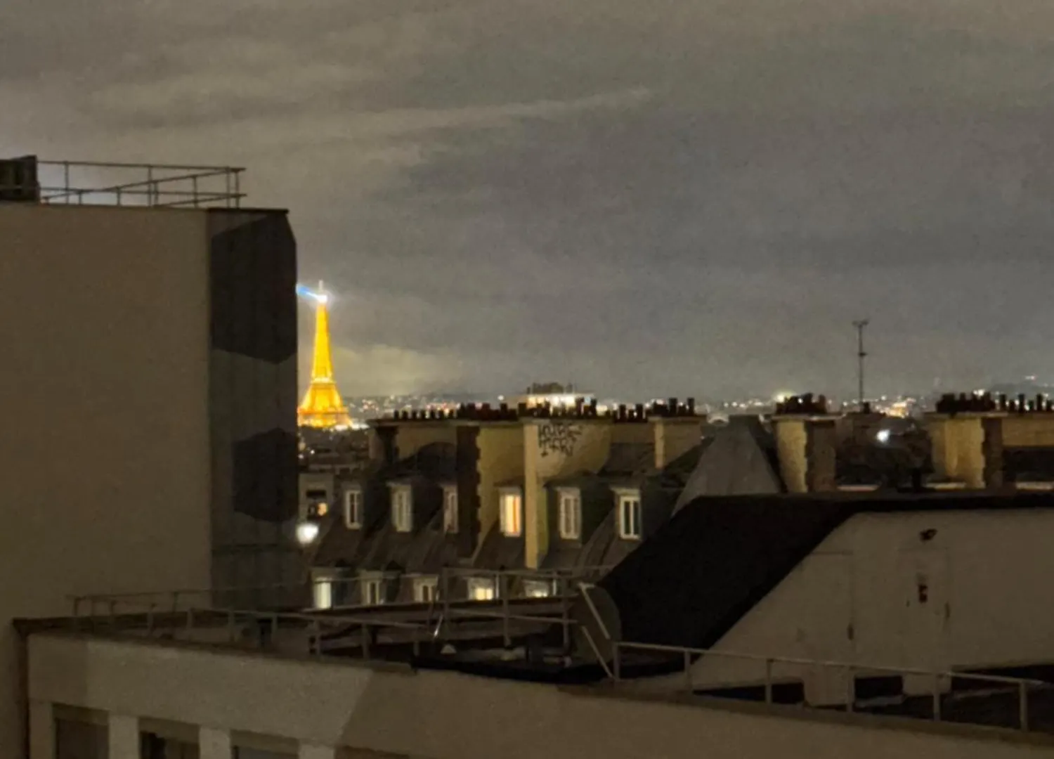2 Bedroom In Middle Of Paris France